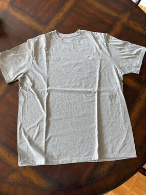 Nike Men’s Light Gray Crew Neck Short Sleeve Tee